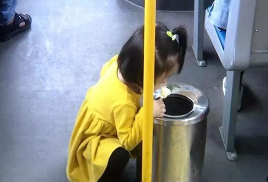 只有一个小女孩默默将人们扔在地上的荧光棒捡了起来.