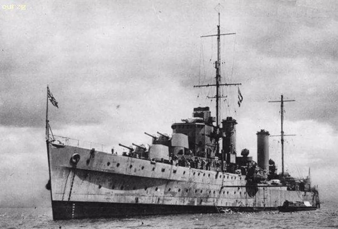 即便是1949年起义归来的重庆号巡洋舰(原英国震旦号),满载排水量也仅