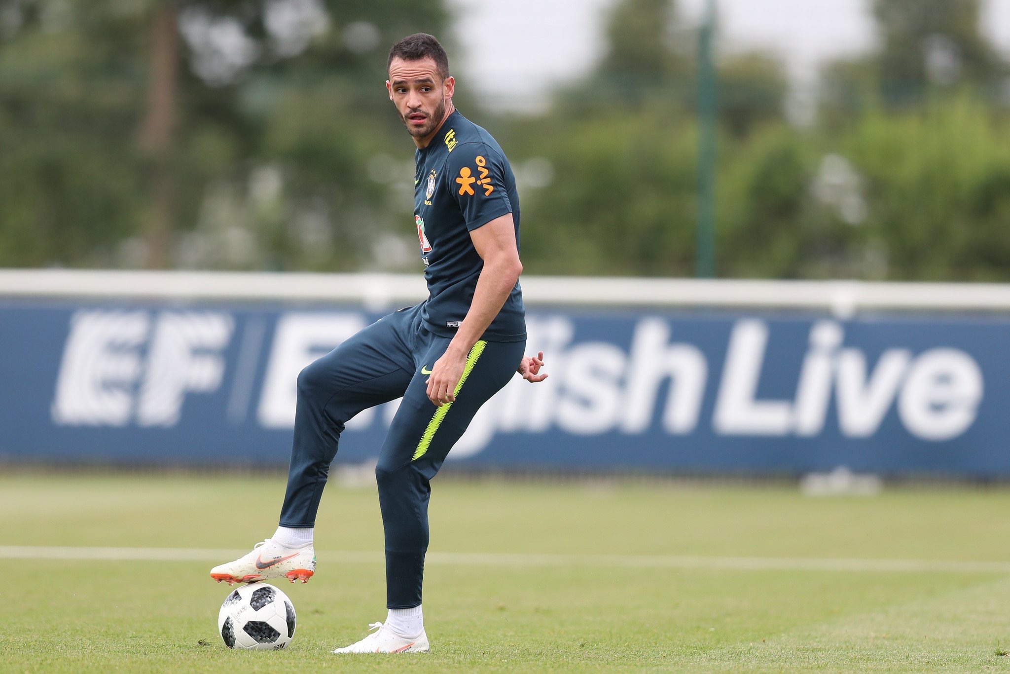 正在随巴西国家队在英国集训的北京国安中场球员奥古斯托在伦敦进行了