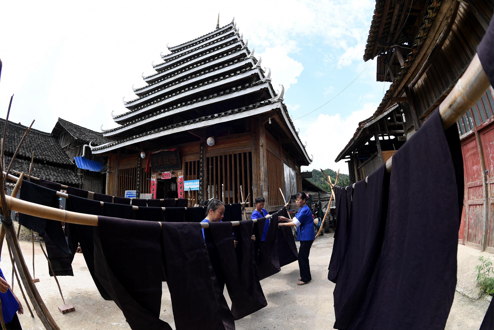 侗乡探秘:亮布侗衣让人迷