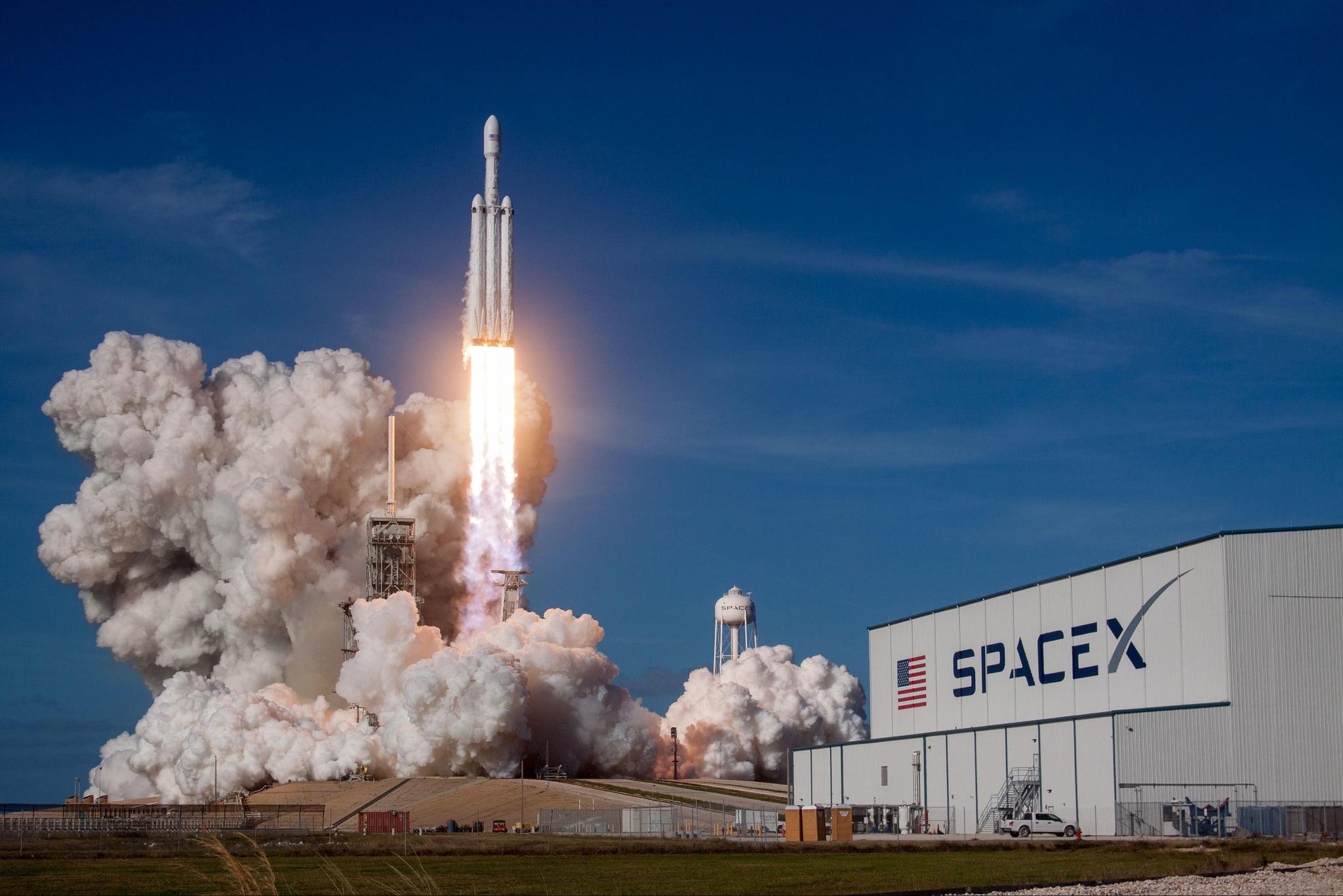 2018年2月7日，猎鹰重型火箭在美国肯尼迪航天中心成功发射。来源SpaceX官网