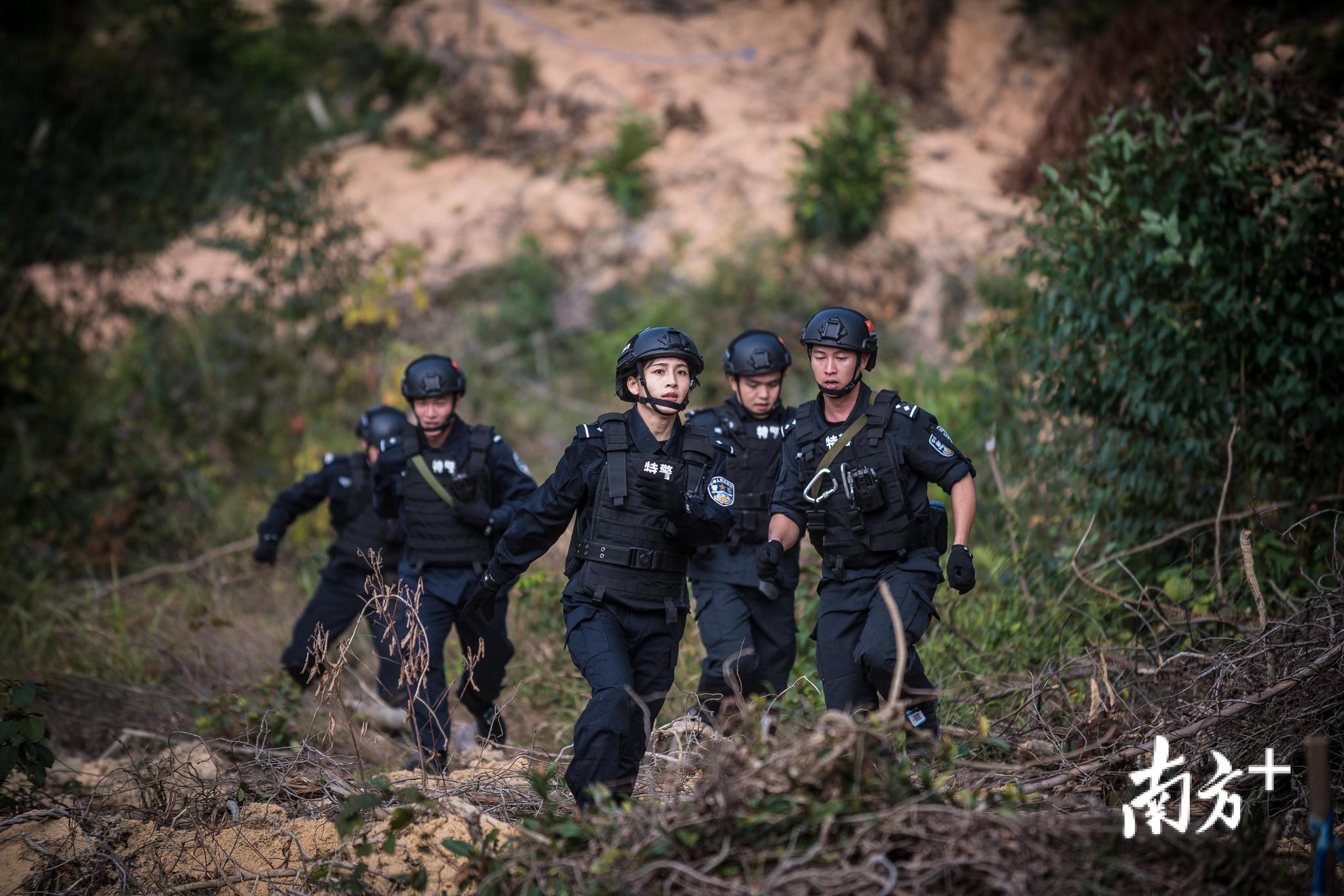 穿越火线广东特警真枪实弹带你吃鸡