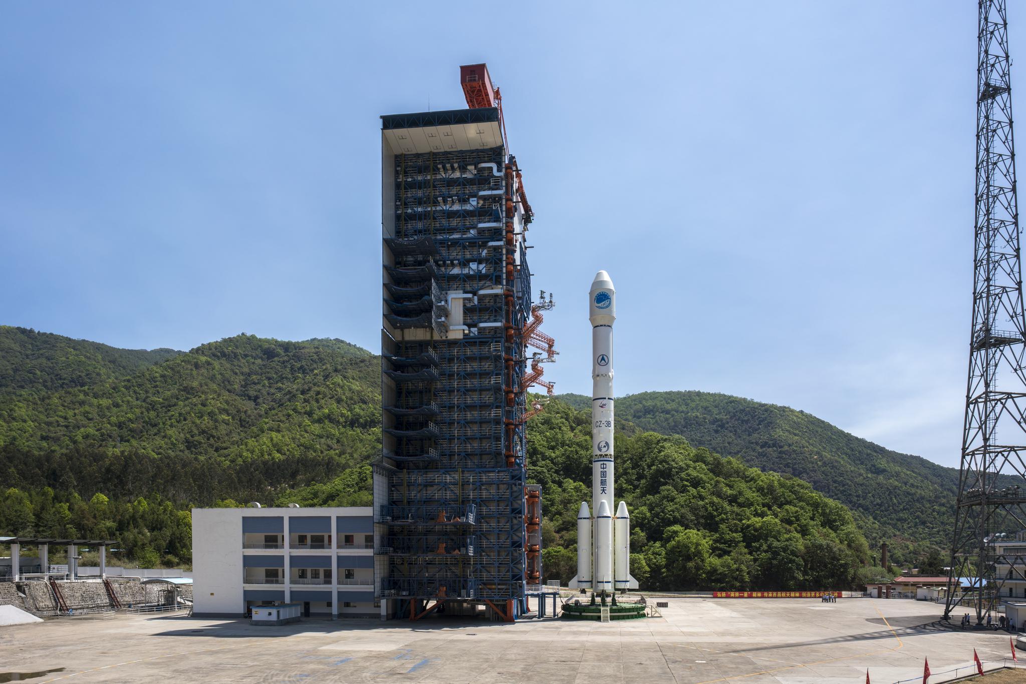 长征三号乙火箭在塔架准备发射。图源：航天科技集团一院
