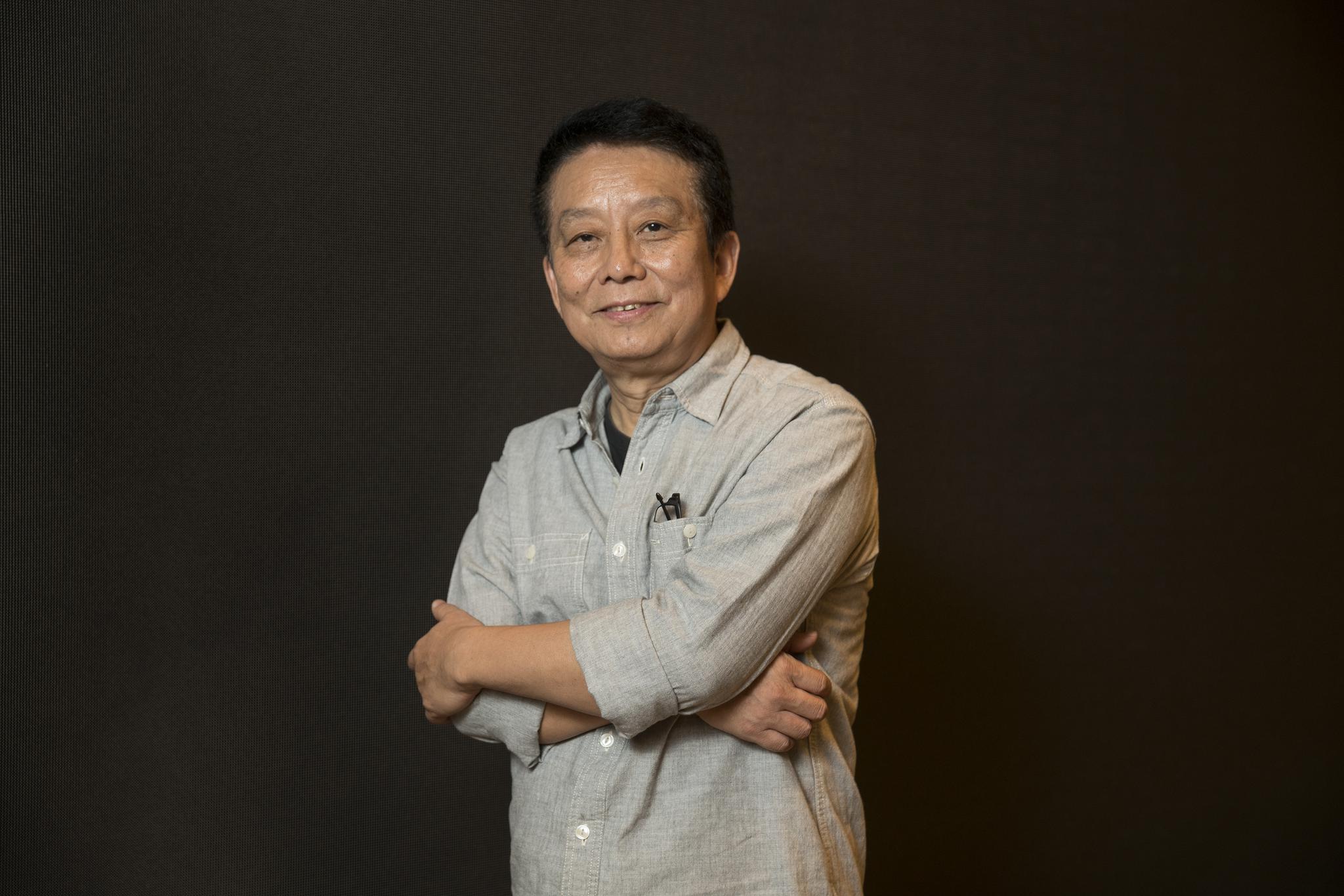 黄建新希望后辈能迅速地把我们碾碎踢走