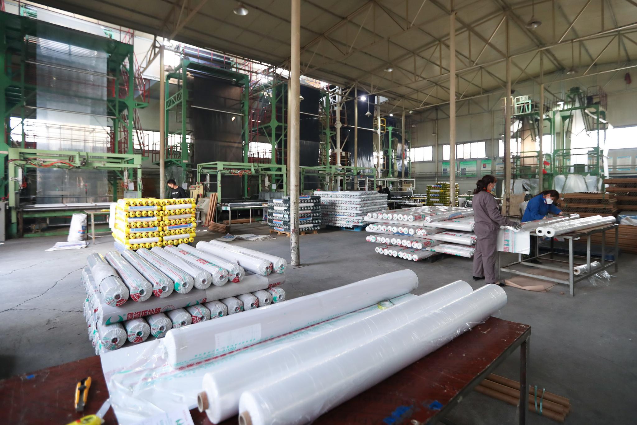 甘肃兰州:地膜生产复工服务春耕