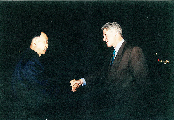杨毅与美国前总统克林顿。
