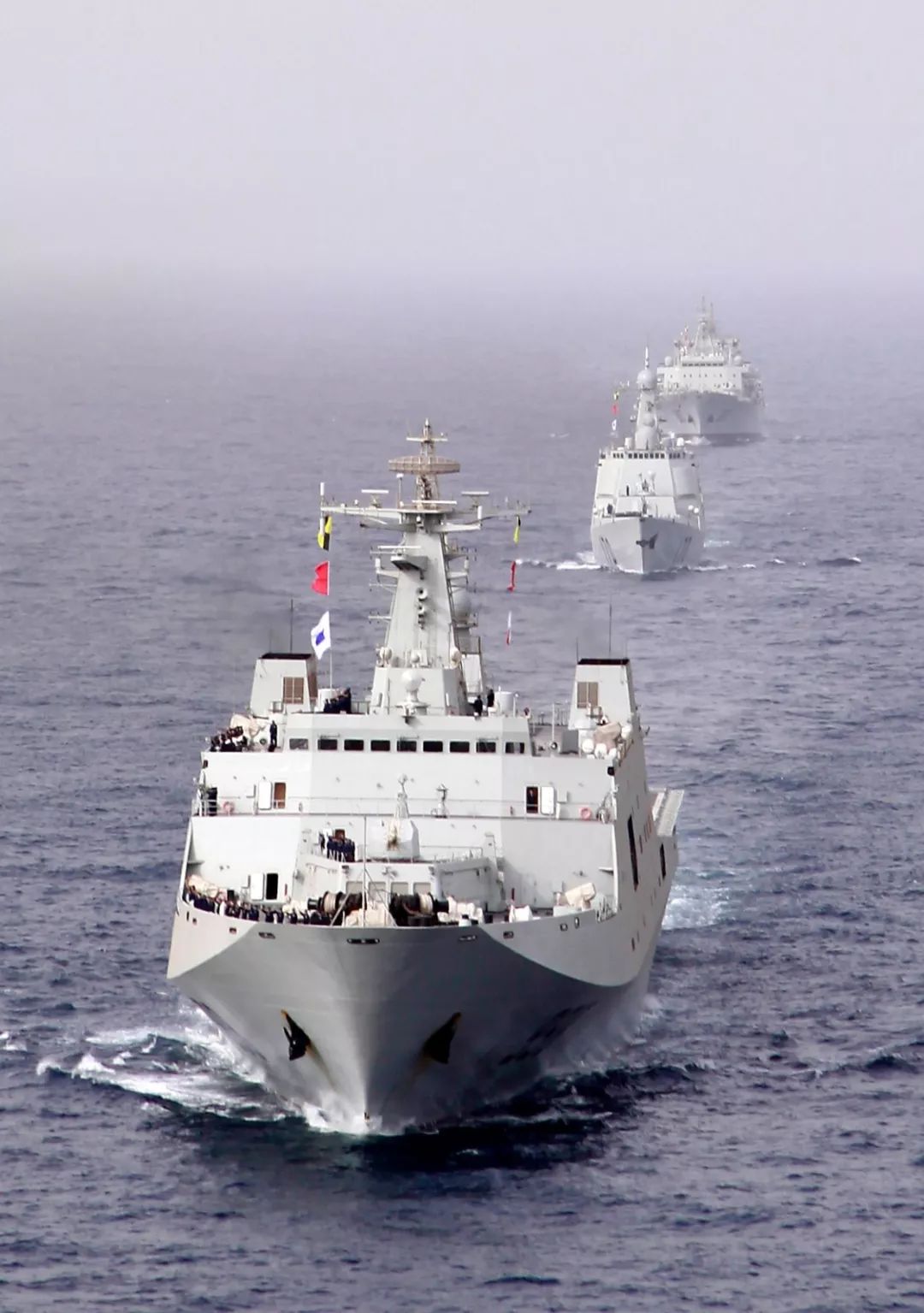 第六批护航编队护航成果:共完成41批588艘中外船舶护航任务.