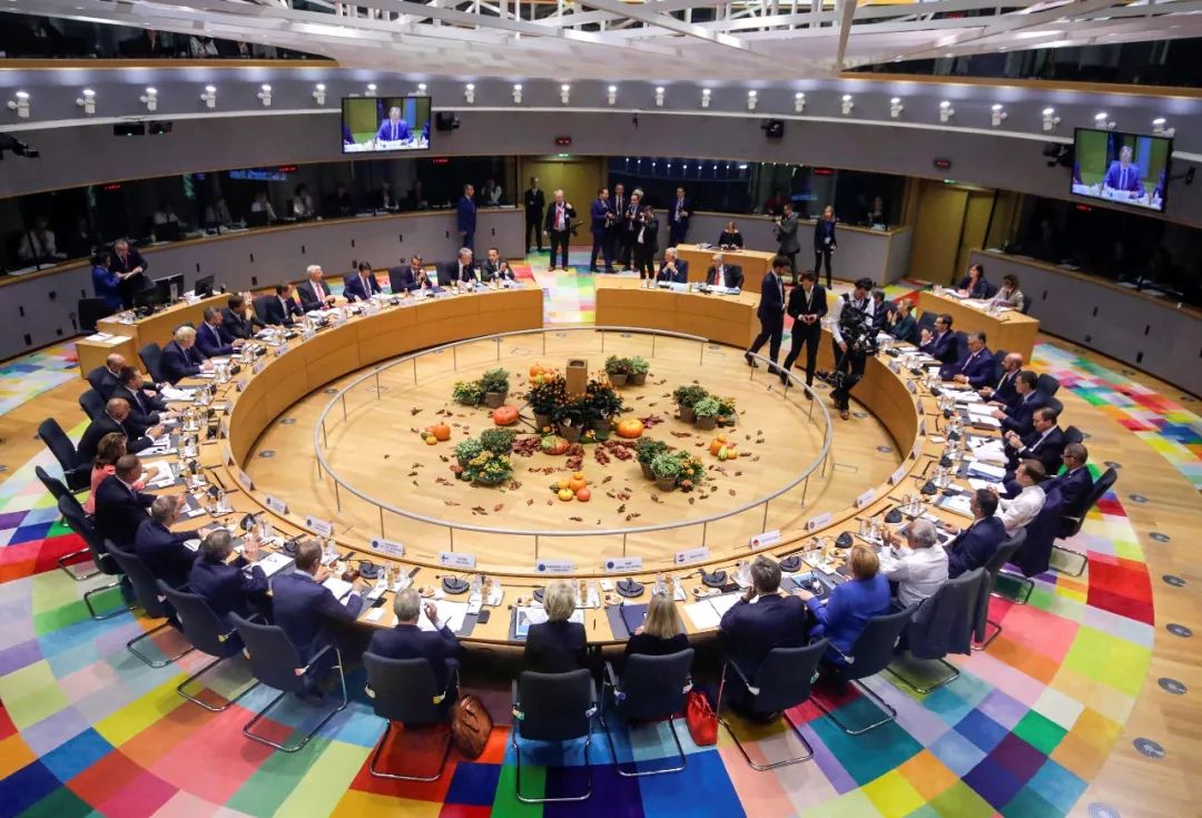  ▲当地时间10月17日，比利时布鲁塞尔，欧盟峰会期间，欧盟多国领导人出席圆桌会议。（视觉中国）