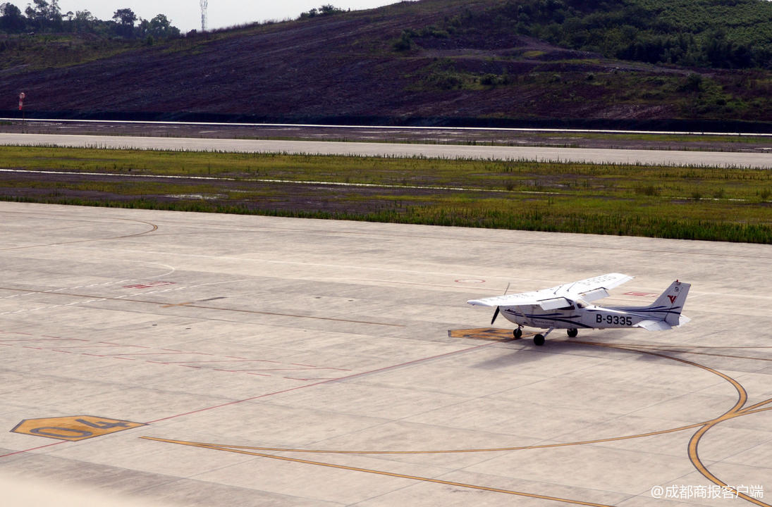 中国民航飞行院4架c172成功着陆自贡通用机场
