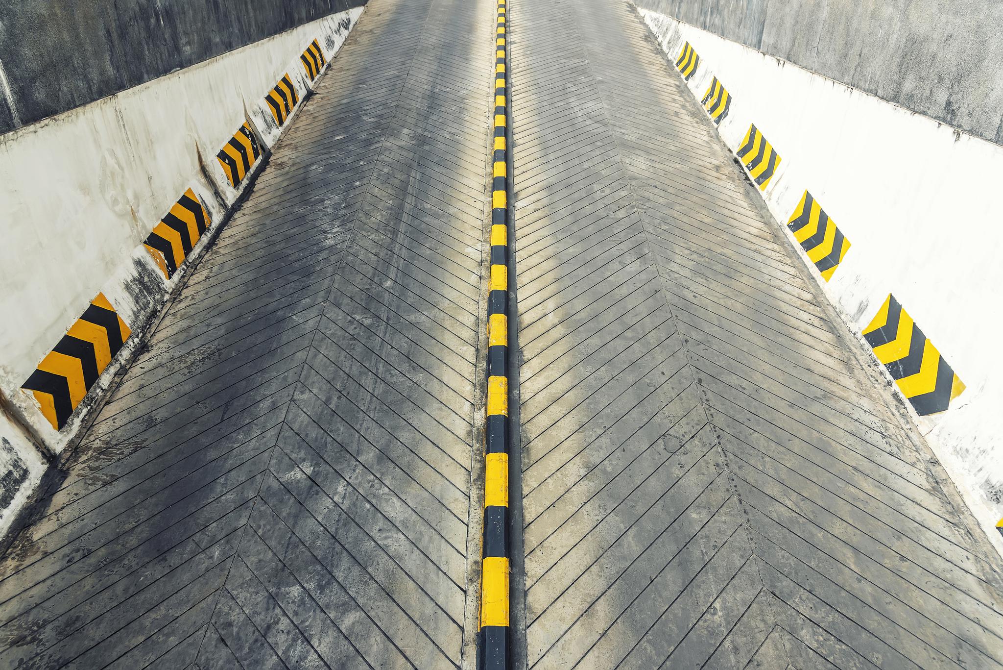 小小路边水泥斜坡 雨天"放倒"不少路人