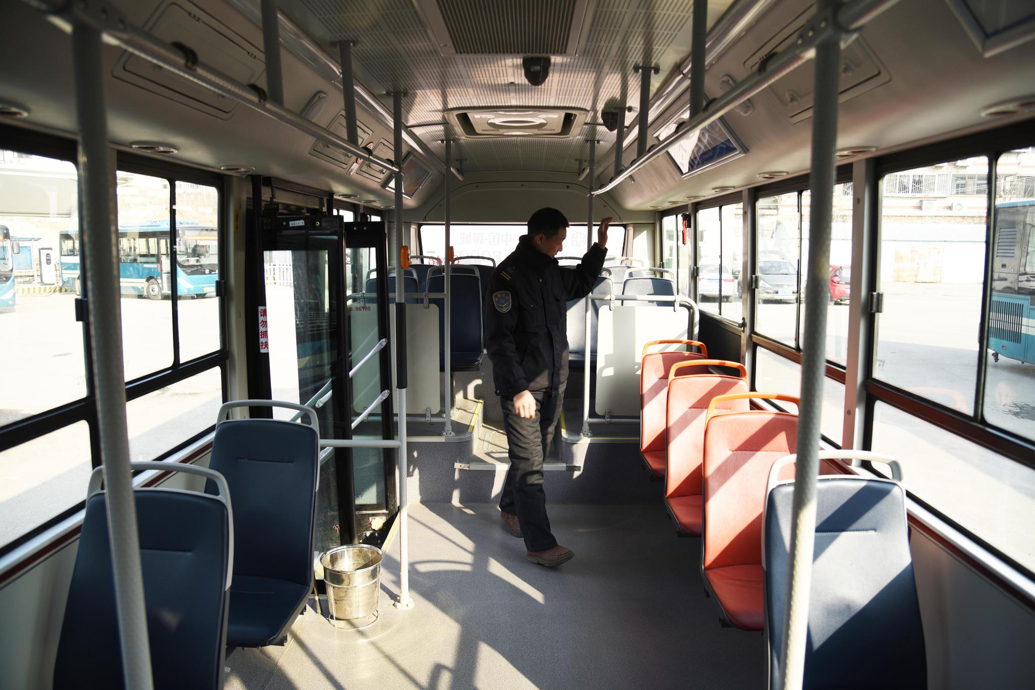 一个人,一辆车,一条线的山区"扶贫公交"