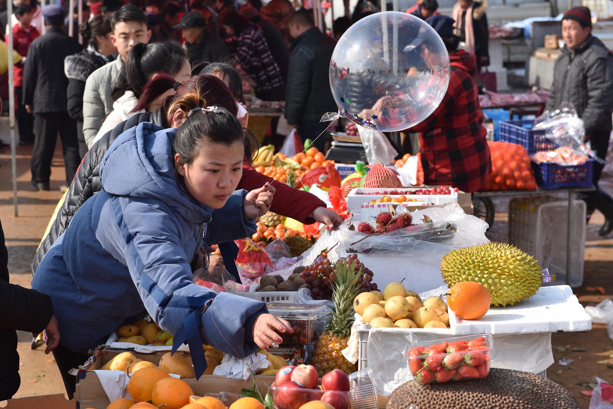 航拍山东万人赶年集,人潮涌动堪比春运|赶集|印刷|年集_新浪新闻