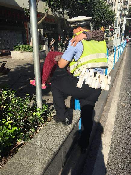 华龙网6月28日17时5分讯 "民警真不错,看老人家有危险,扶她过马路