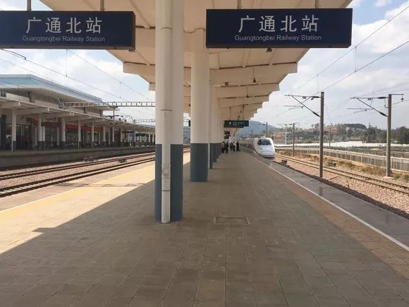 全线共设8个车站,分别是广通北,楚雄北(已改名为楚雄站),南华,云南驿