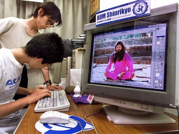 许多原教徒回忆,麻原是不折不扣的卡里斯马式领袖,其人温蔼时令人如沐