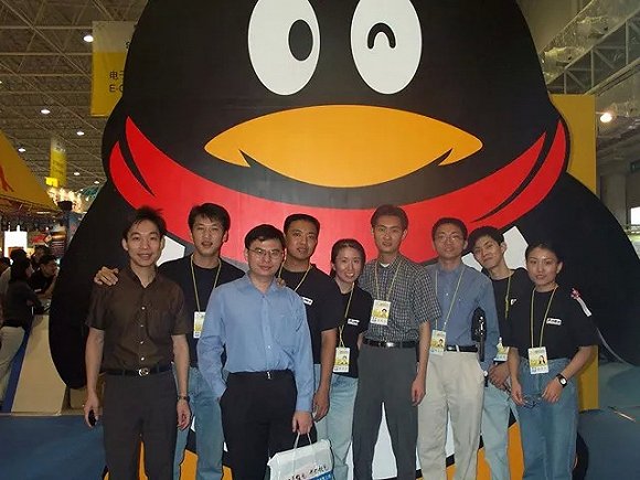 2000年的中国国际高新技术成果交易会上，戴着红色围巾的胖圆企鹅第一次亮相。来源：被访者供图