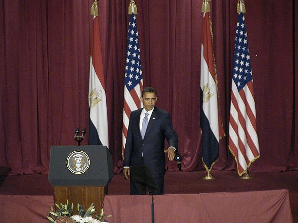 2009年6月4日，埃及开罗，美国前总统奥巴马在开罗大学向全世界15亿穆斯林发表演讲。