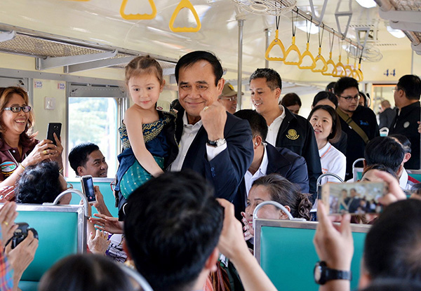 当地时间2019年3月13日，泰国孔敬府，泰国总理巴育当天赴孔敬府视察交通运输项目，搭乘试运行旅客列车并与民众零距离交流。 东方IC 图