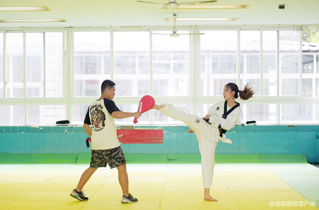 成都女孩韩国勇夺跆拳道冠军 封闭训练期每天只吃2块冰糕