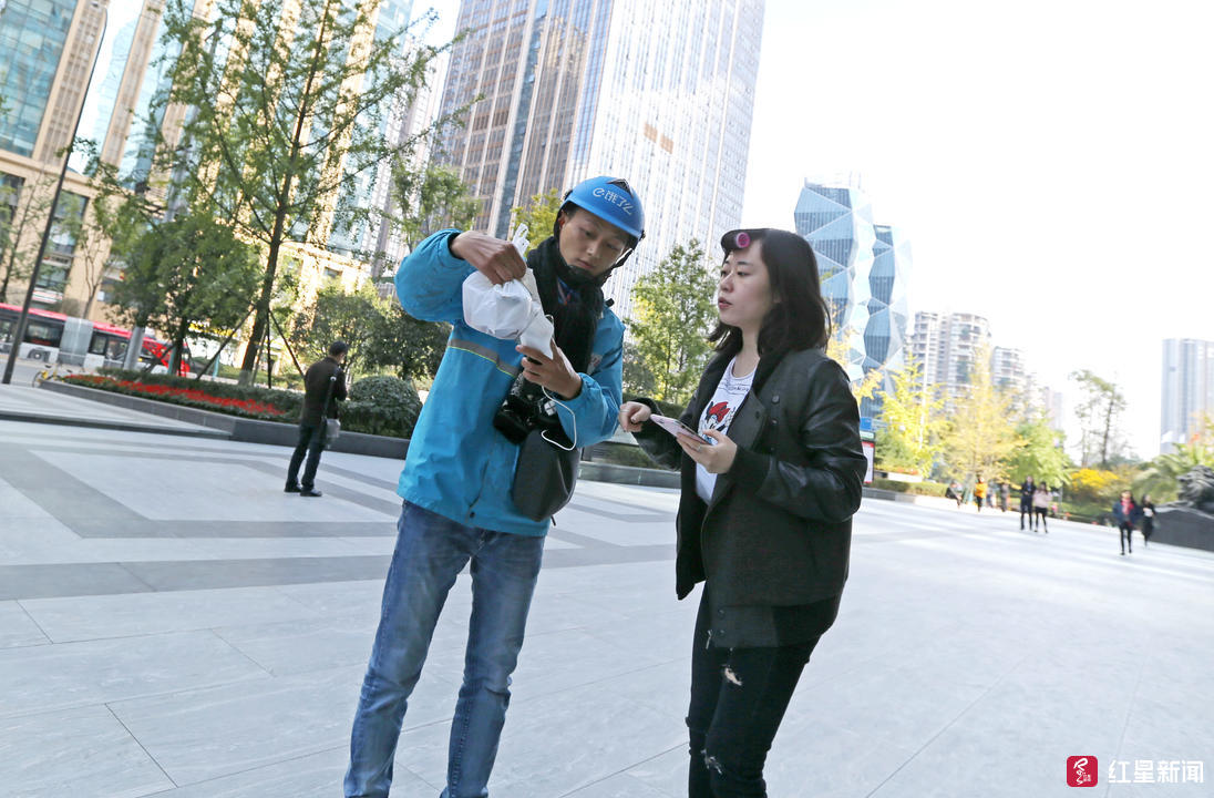 王兴林将客户的订餐送到手中,并用手语比划订单上的内容