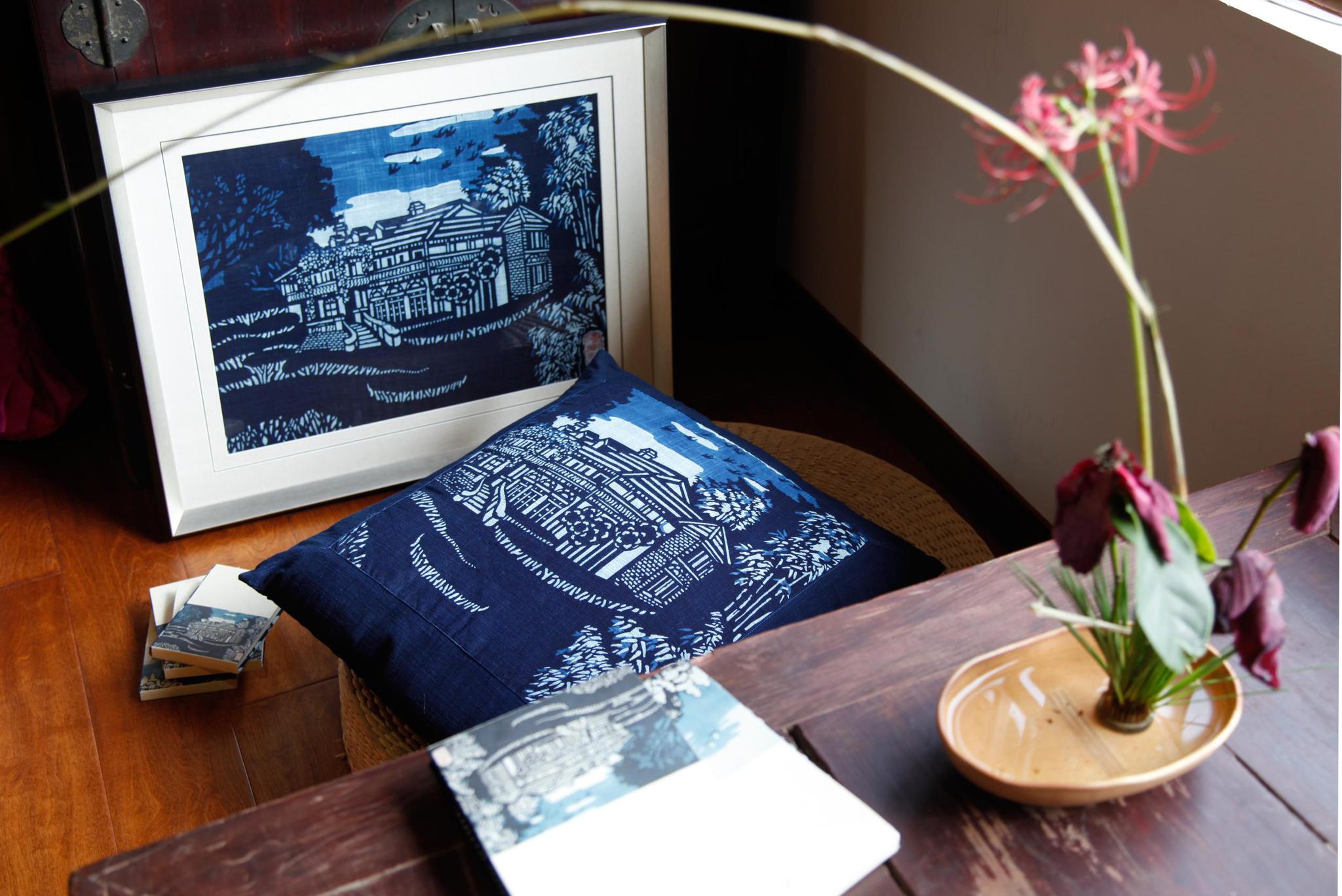 "曹晓峰在"我有传家宝"舞台上介绍,从人出生时用的襁褓布,到幼年时的