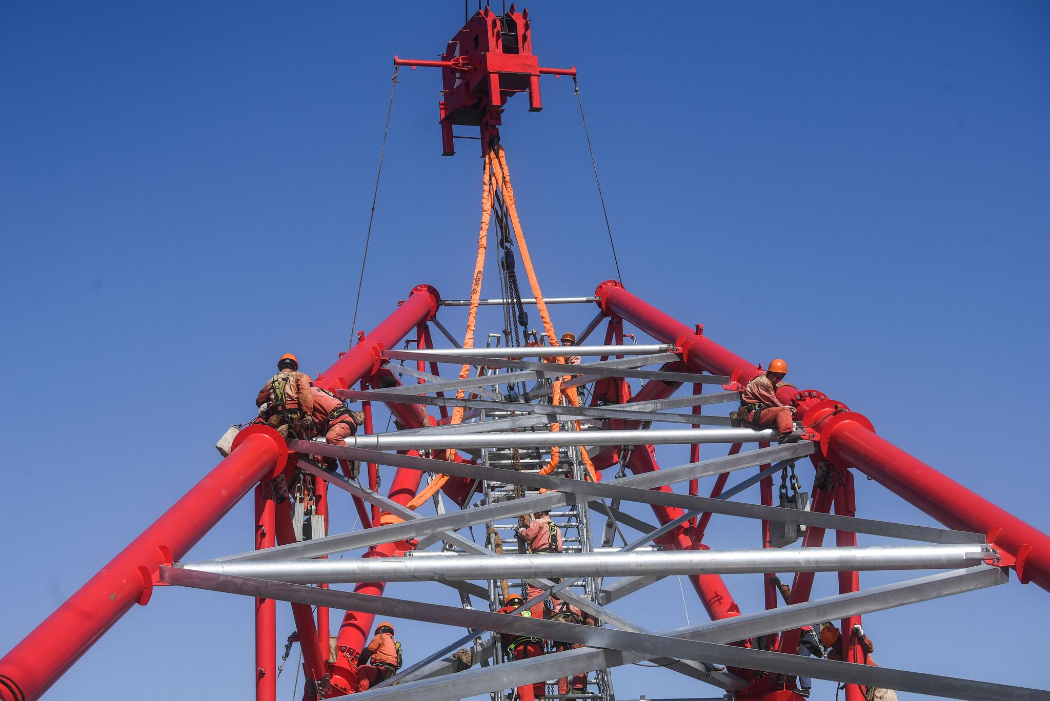 浙江舟山金塘岛380米输电铁塔完成立塔施工