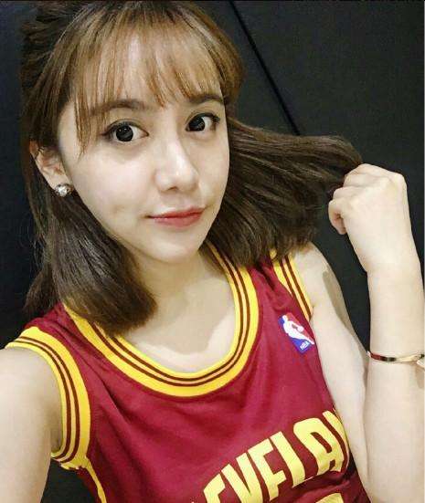 女主播美娜:啊啊啊感觉在做梦 老詹去哪都追逐你