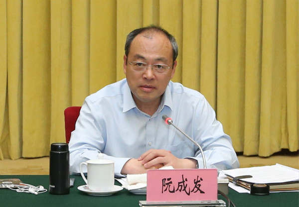 会上,腾云公司项目管理部主任徐亮汇报了"一部手机游云南"项目上线