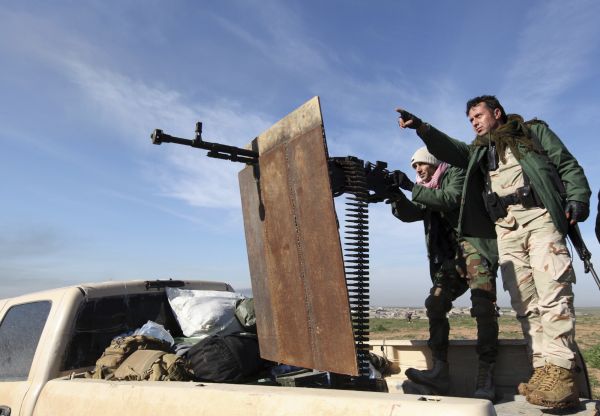 资料图片 ：库尔德武装在叙利亚执行清剿IS武装作战。（图片来源于网络）