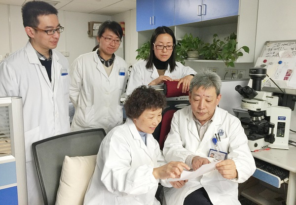 图说:右一为茅益民主任 受访者供图药物性肝损伤是临床上最常见的药物