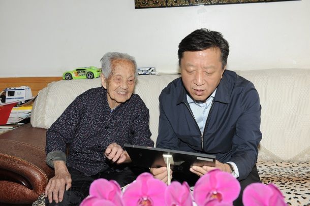 山西省交通运输厅厅党组书记厅长闫晨曦代表厅党组看望离休干部图