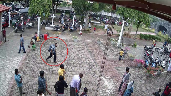 图为教堂外监控捕捉到的自杀式炸弹袭击者。 图/斯里兰卡当地媒体Ada Derana