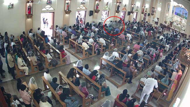 自杀式炸弹袭击者进入教堂后，在祈祷人群中引爆炸弹。图/斯里兰卡当地媒体Ada Derana