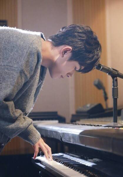 自媒体 正文 易烊千玺弹钢琴合集来袭!