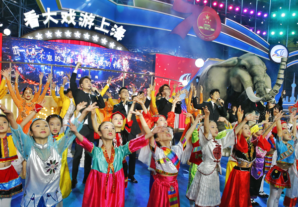 2019上海旅游节开幕李强应勇与市民游客共赏花车巡游