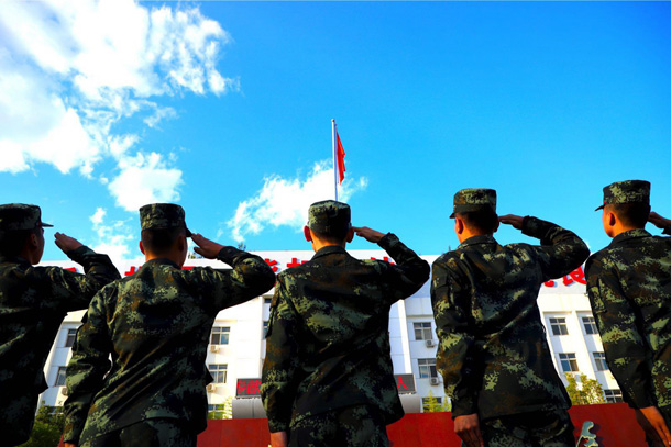 一组创意秀带你领略军人那些平凡的瞬间