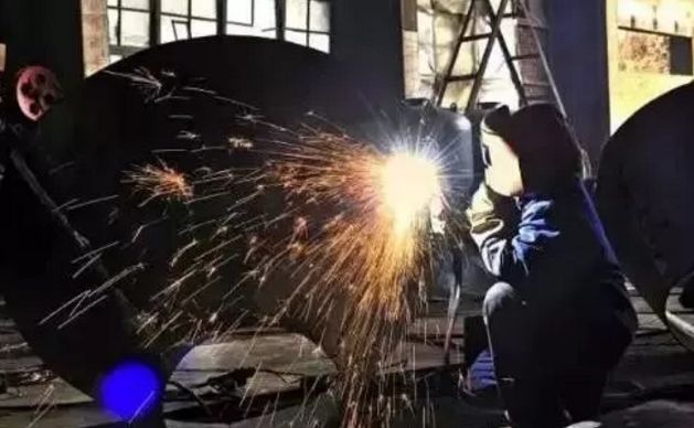 当飞溅到到可燃物上,可能造成火灾;当接触到易爆气体时很可能引起爆炸