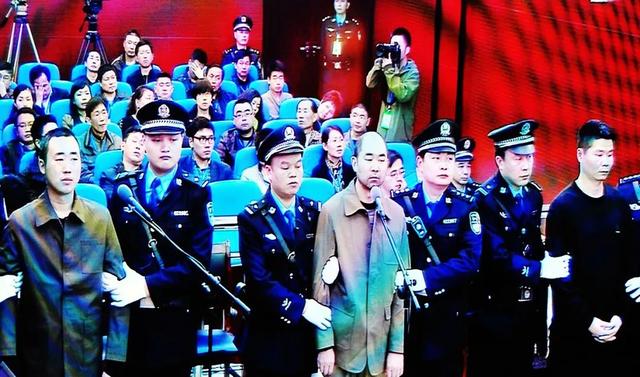 长安街知事注意到,此人曾在成都一家娱乐城持刀杀人,因"大哥"刘汉疏通