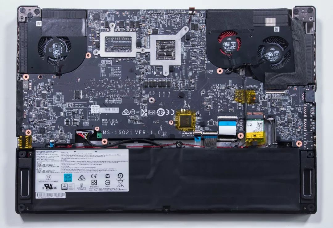 这台笔记本电脑拆机非常困难,卸下底面螺丝后,会发现主板是倒装的