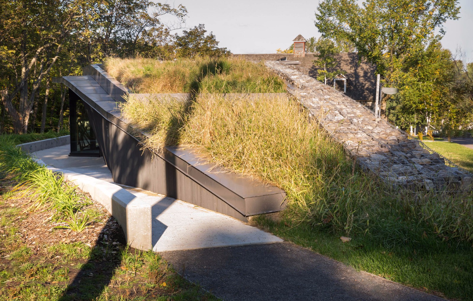 融入景观之中的魁北克文化遗址欢迎中心