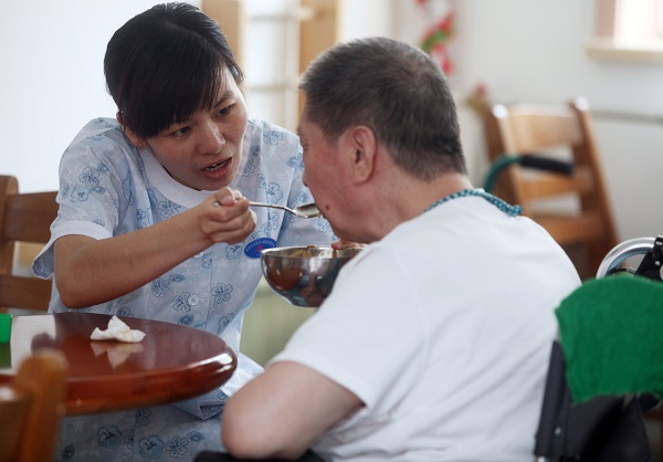 失能老人为何拒绝机器人喂饭?"上海论坛2018"关注养老中的情感照护