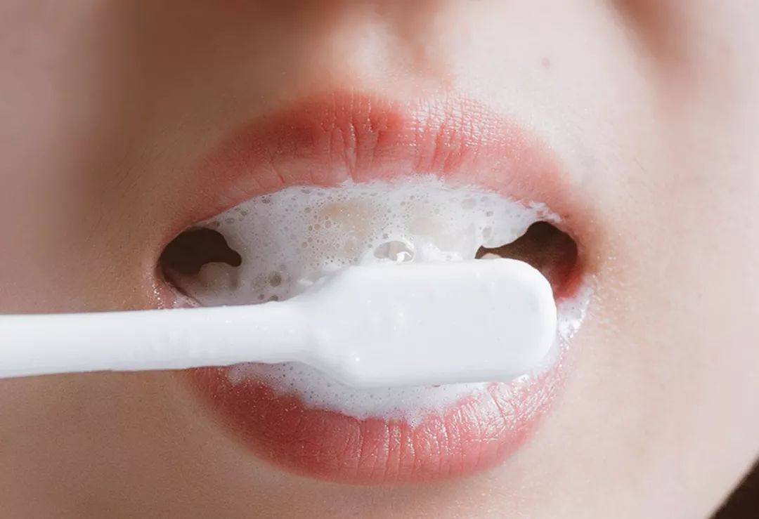 干刷!干刷!刷牙之前不要漱口,牙刷也不要沾水.