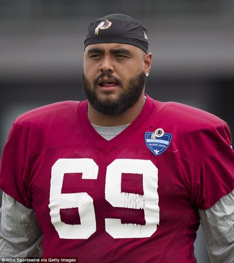 这位橄榄球明星乘飞机从洛杉矶机场飞往奥兰多,但当他去取包时,发现