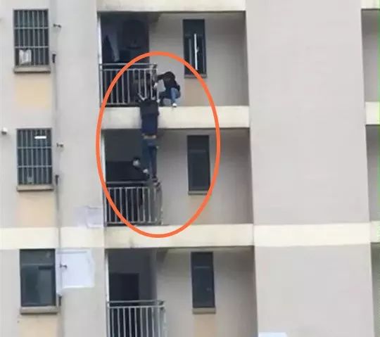 这个男子:这个视频爆朋友圈 男子被挂26楼高空真相没想到