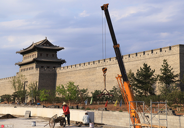 2017年6月14日,工人在小年夜同古城墙楼台复建工程中施工。东方IC 图