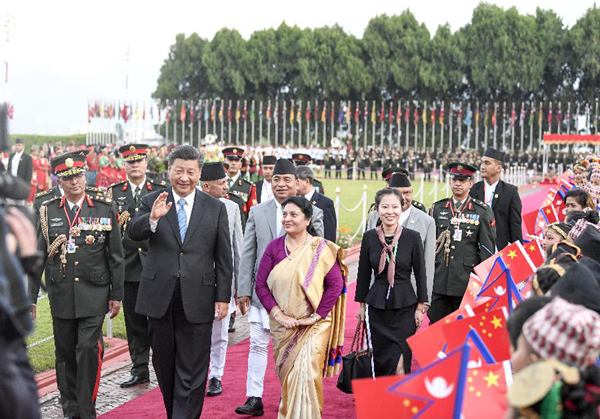 　　10月12日，国家主席习近平乘专机抵达加德满都，开始对尼泊尔进行国事访问。尼泊尔总统班达里在机场为习近平举行具有浓郁尼泊尔民族特色的欢迎仪式。新华社记者高洁摄