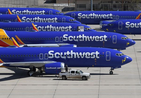 美国西南航空公司停飞的波音737MAX飞机停放在南加利福尼亚物流机场（法新社）
