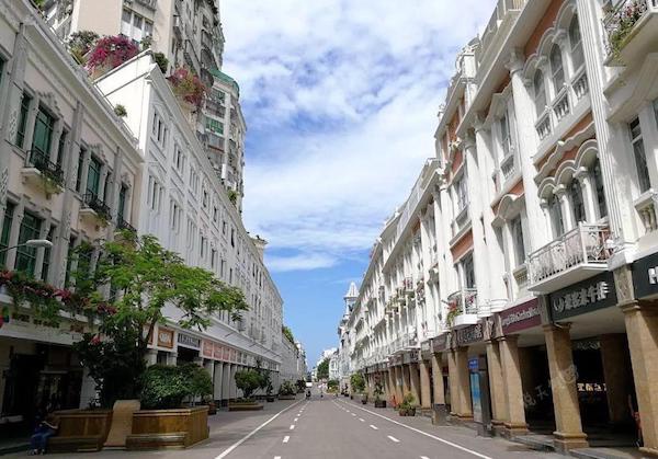 与波德莱尔的时代差不多同期,也出现了与拱廊一样抗避气候的商业街道