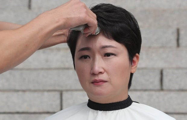 10日，韩国女议员李彦周当众剃光头，流下泪水（韩联社）