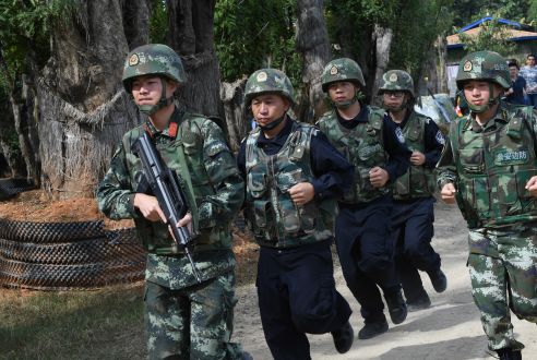 图集图为云南省德宏州公安边防支队瑞丽边防大队银井边境检查站官兵